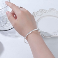 Picture of Hypoallergenic Platinum Plated 999 Sterling Silver Fashion Bangle with Easy Return