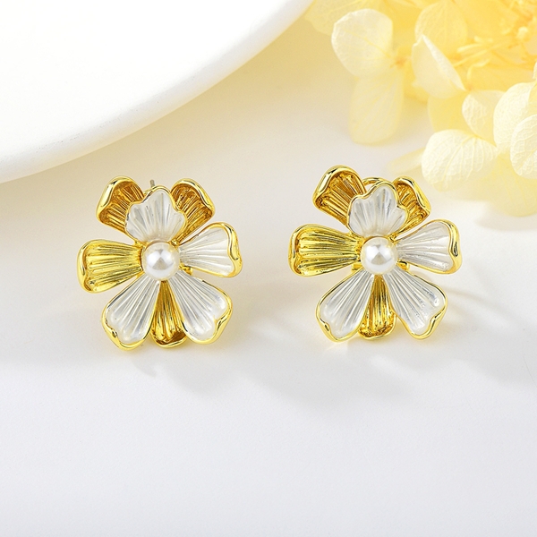 Picture of Unusual Medium Artificial Pearl Stud Earrings