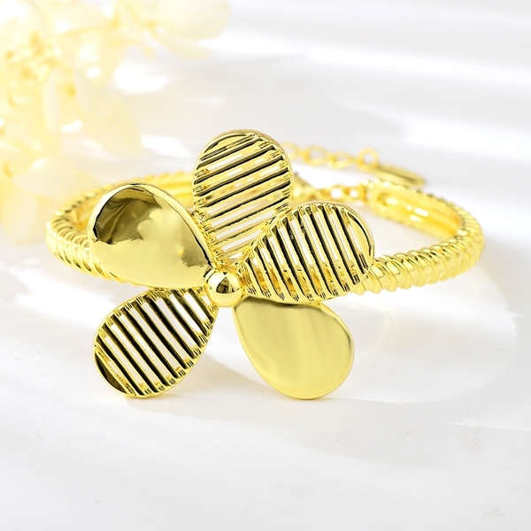 Picture of Gold Plated Flowers & Plants Fashion Bangle with Low MOQ