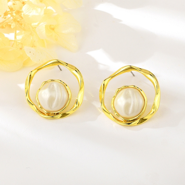 Picture of Affordable Gold Plated Dubai Big Stud Earrings from Trust-worthy Supplier