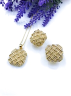 Show details for Party shell pearl 2 Piece Jewelry Set in Flattering Style Show details for Party shell pearl 2 Piece Jewelry Set in Flattering Style